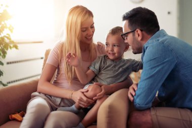 Mutlu aile anne, baba ve çocuk evde iyi vakit