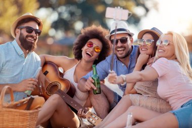 Neşeli grup arkadaşıyla kumsalda eğleniyor.