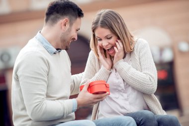 Adam kız arkadaşına Sevgililer günü veya Doğum günü için bir hediye vermek.