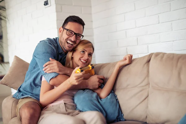 Pareja Alegre Jugando Videojuegos Casa — Foto de Stock