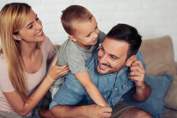 Glückliche Familienmutter Vater Und Kind Verbringen Gute Zeit Hause — Stockfoto
