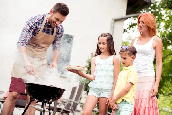 Boldog Apák Család Nyári Szabadtéri Bulin Barbecue Grill Ételt — Stock Fotó