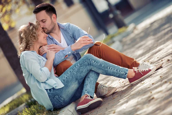 Mladý Šťastný Pár Útraty Vhodná Doba Ulici — Stock fotografie