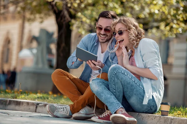 Pareja Joven Usando Tableta Escuchando Música Calle — Foto de Stock