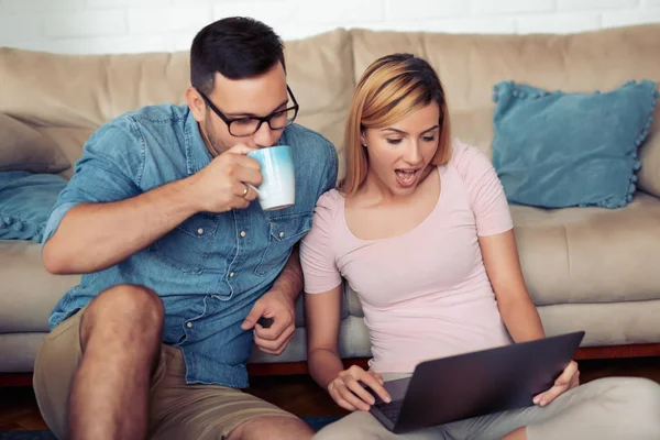Cuplu Tânăr Care Lucrează Laptop Acasă — Fotografie, imagine de stoc