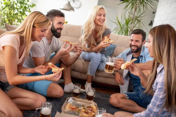 Χαρούμενα Ομάδα Φίλων Έχοντας Διασκέδαση Στο Σπίτι Τρώγοντας Πίτσα — Φωτογραφία Αρχείου