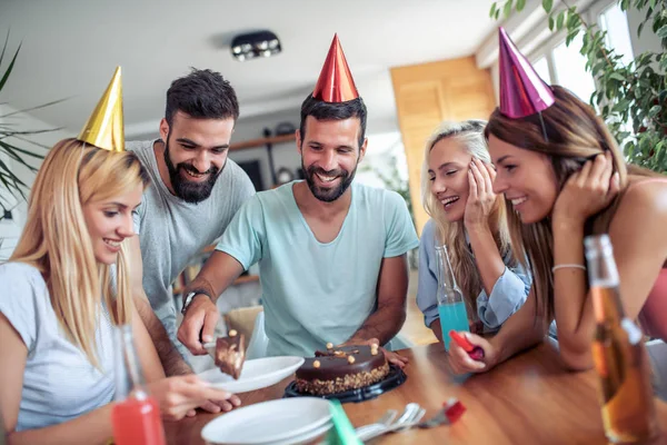 Amici Felici Che Festeggiano Compleanno Con Torta Celebrazione — Foto Stock