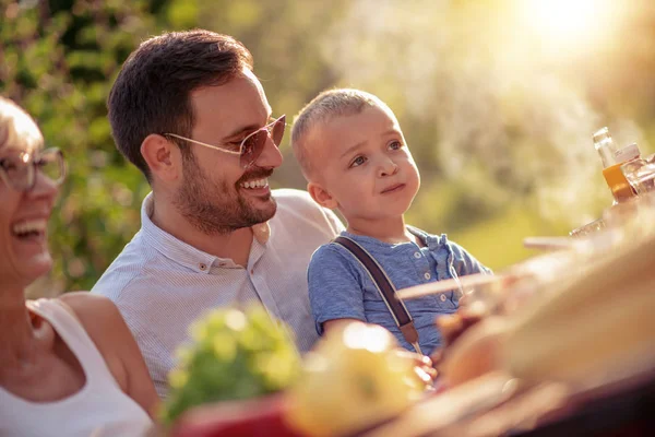 Glücklicher Vater Sohn Und Großmutter Sitzen Bei Grillparty Sommergarten Bei — Stockfoto