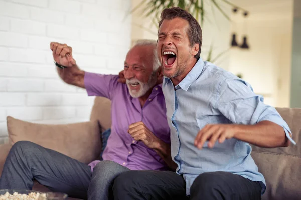 Dos Hombres Viendo Partidos Fútbol Bebiendo Cerveza Comiendo Palomitas Casa — Foto de Stock