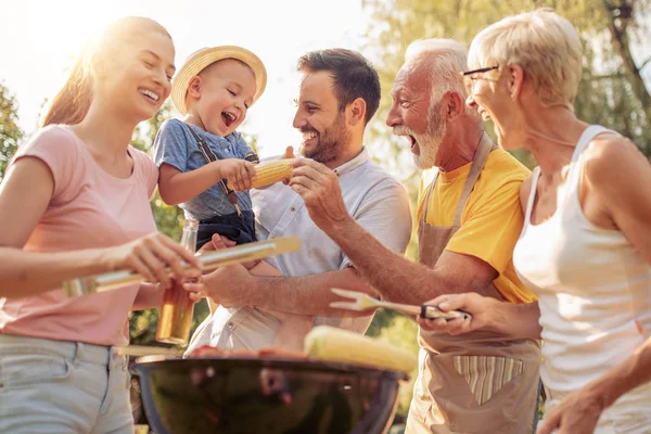 Familia Feliz Teniendo Fiesta Barbacoa Jardín Verano Luz Del Día —  Fotos de Stock