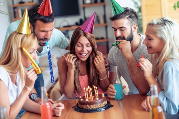 Glada Vänner Firar Födelsedag Med Hyllning Kaka — Stockfoto