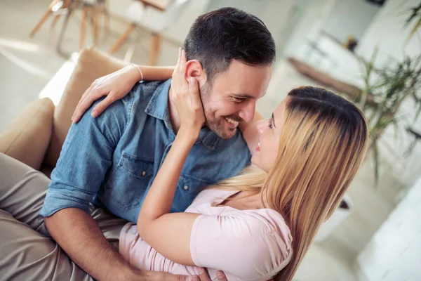 Alegre Joven Pareja Tener Bueno Tiempo Casa — Foto de Stock