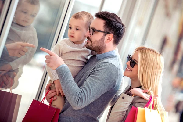 Lycklig Familj Med Lilla Son Och Shoppingväskor Promenader City — Stockfoto