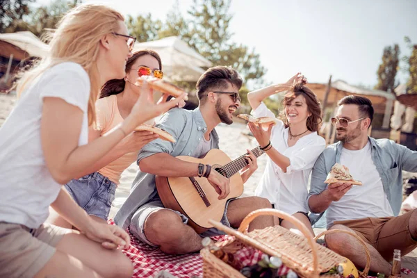 Cinco Jóvenes Alegres Comiendo Pizza Bebiendo Cerveza Mientras Están Sentados — Foto de Stock