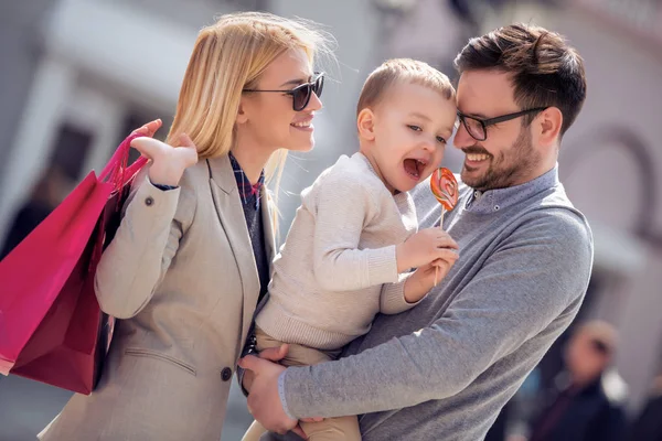 Lycklig Familj Med Lilla Son Och Shoppingväskor Promenader City — Stockfoto