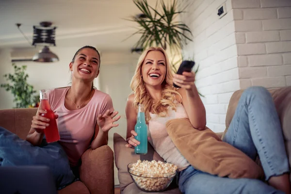Zwei Mädchen Die Hause Gemeinsam Fernsehen Und Spaß Haben — Stockfoto