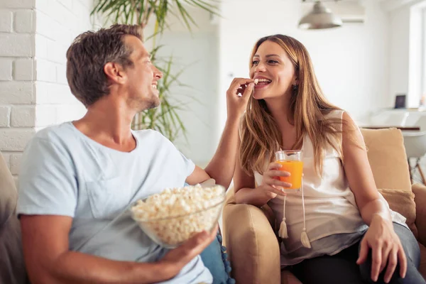 映画を見ながら家でのんびり幸せな若いカップル — ストック写真