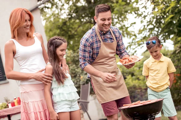 Boldog Apák Család Nyári Szabadtéri Bulin Barbecue Grill Ételt — Stock Fotó