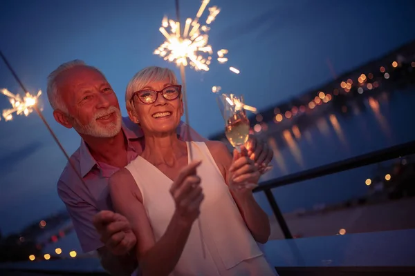 Casal Sénior Com Luzes Bengala Terraço Último Piso — Fotografia de Stock