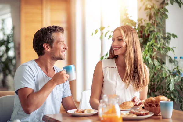 Paar Frühstückt Hause — Stockfoto