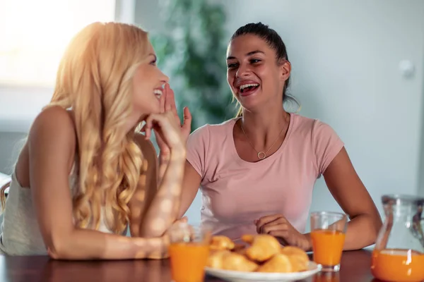 Deux Meilleurs Amis Profitant Petit Déjeuner Ensemble Maison — Photo