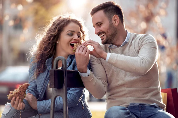 Feliz Jovem Casal Rindo Comer Sanduíche Ter Grande Momento Luz — Fotografia de Stock