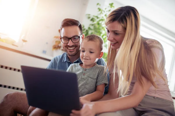 Feliz Família Assistindo Filme Casa — Fotografia de Stock