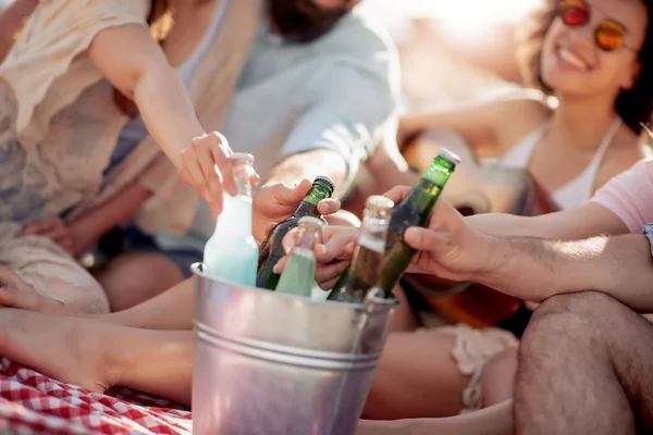 Young Friends Enjoying Beach Party Music Drinks — Stock Photo, Image