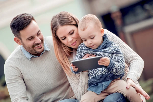 Família Feliz Olhando Para Tablet Juntos Cidade Luz Dia — Fotografia de Stock