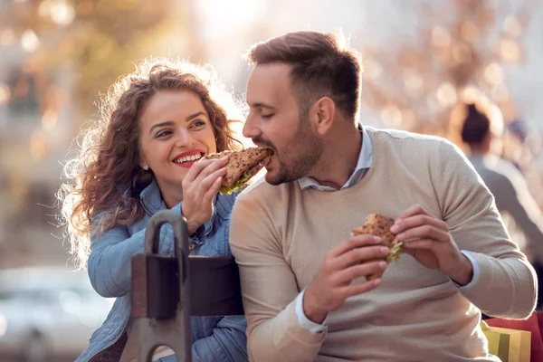 Happy Young Couple Laughing Eating Sandwich Having Great Time Daylight — Stock Photo, Image