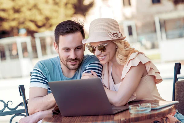 Lächelndes Junges Paar Sitzt Café Tisch Und Schaut Auf Laptop — Stockfoto