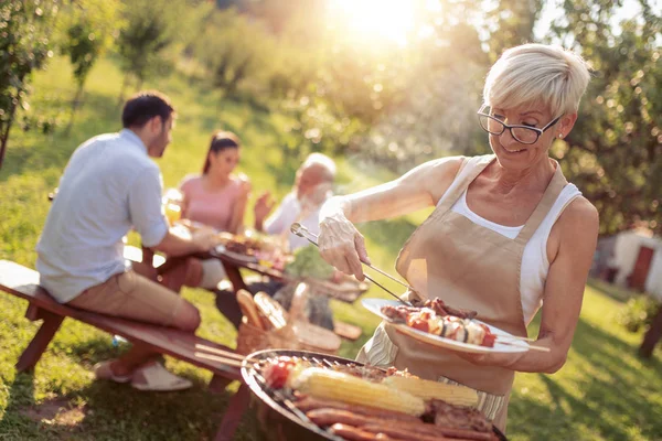 Familia Feliz Comer Beber Fiesta Barbacoa Jardín Verano Puesta Del — Foto de Stock