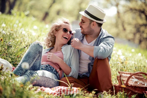 Mooie Vrouw Geniet Met Haar Vriendje Natuur — Stockfoto