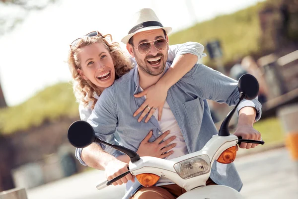 英俊的男人和年轻的女人在旅行 年轻的骑手们在旅途中享受自己的快乐 — 图库照片