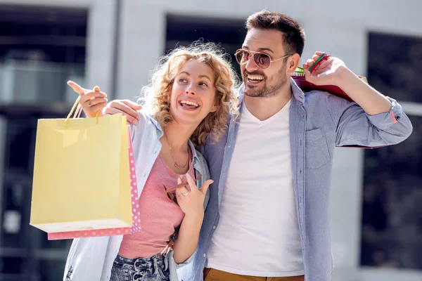 Fröhliches Paar Mit Einkaufstüten Der Stadt — Stockfoto