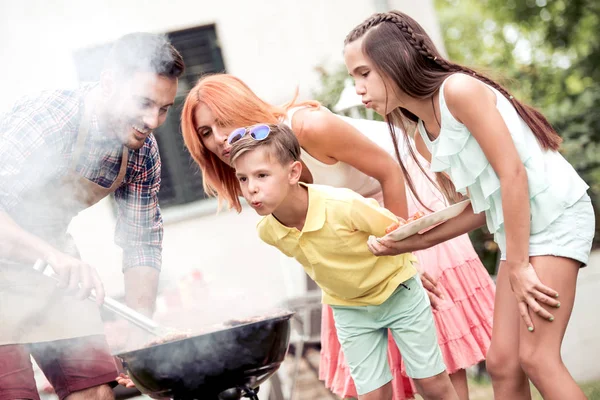 Pai Feliz Cozinhar Comida Churrasqueira Para Família Festa Livre Verão — Fotografia de Stock