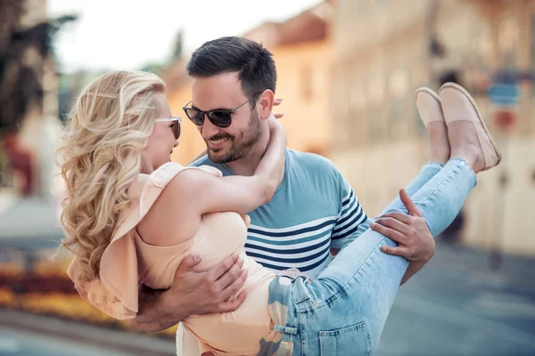 Usmíval Mladý Muž Který Držel Přítelkyně Náručí Venku Denního Světla — Stock fotografie