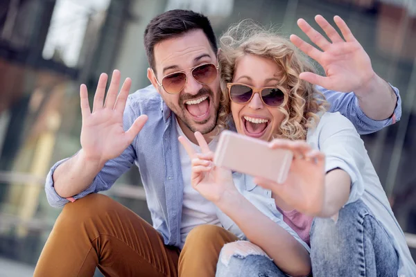 Fröhliches Junges Paar Macht Selfie Mit Dem Smartphone — Stockfoto