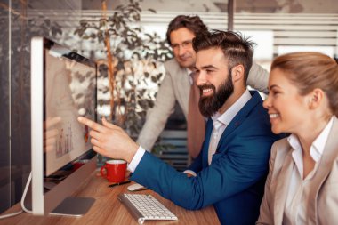 Modern ofis çalışma başarılı iş grubu.