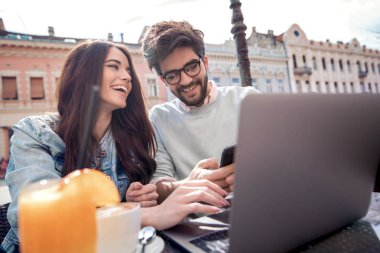 dizüstü bilgisayar kullanarak kafede kalma genç çift