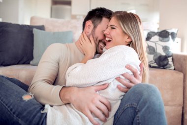 Genç çift evde iyi vakit geçiriyor