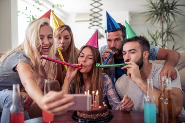 Arkadaşlar evde Doğum günü partisi.