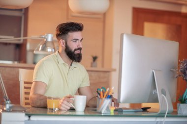 Portre genç freelancer laptop evde çalışma.