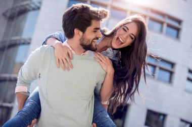 Sokakta eğleniyor mutlu romantik çift