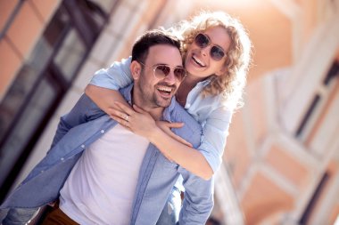 Genç mutlu iyi vakit şehir sokak çift.