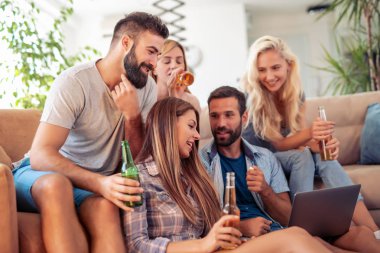 Neşeli grup arkadaşıyla evde maç izlerken.