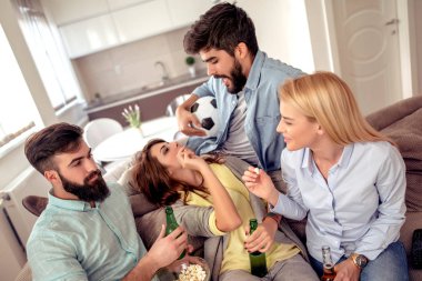 Bir grup mutlu genç arkadaş evde bira içip eğleniyorlar..