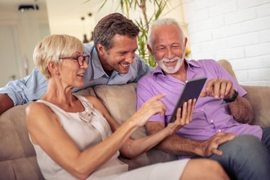 Üst düzey çift ile oğulları dijital tablet evde kullanma.