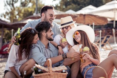 Bira içme ve müzik arkadaşlar. Beach partide eğleniyor.