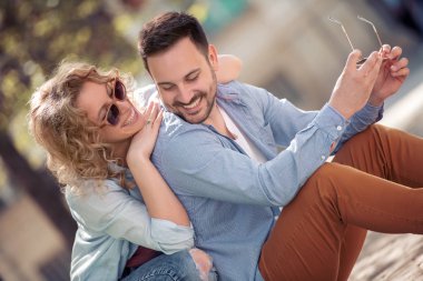 Genç mutlu iyi vakit şehir sokak çift.